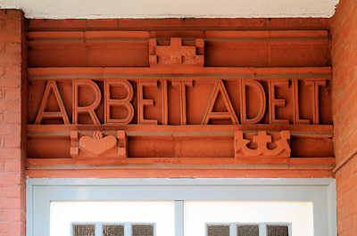 0005 ARBEIT ADELT - Inschrift ber dem Eingang eines Wohnhauses in Hamburg Barmbek Sd.