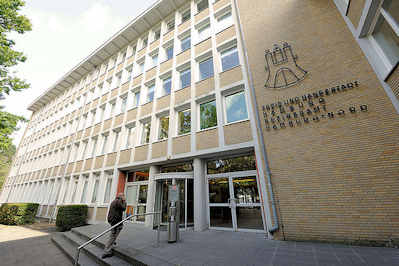 1269 Eingang Bezirksamt Hamburg Nord - Verwaltungsgebude mit gelber Ziegelfassade, steht unter Denkmalschutz.