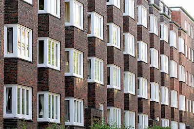 9170 Fassade mit Fenstern eines Etagenhauses in Hamburg Eppendorf - Architekturbilder aus den Stadtteilen Hamburgs.