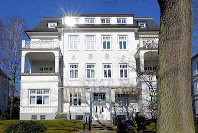 5233 Mehrstckige Wohnhaus mit weisser Fassade - Architektur des Historismus in der Beselerstrasse im Hamburger Stadtteil Gross Flottbek.