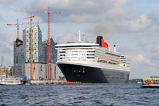 8550 Die Queen Mary verlsst den Hamburger Hafen - das Kreuzfahrtschiff hat vom Kreuzfahrtterminal Hafencity abgelegt und fhrt Hhe Elbphilharmonie.