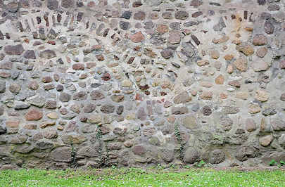 4676 Feldsteinmauer der historischen, denkmalgeschtzten Kirche in Hamburg Sinstorf.