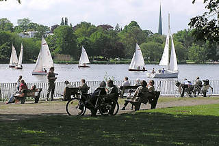 P5210020 Sommer in Hamburg - Segelboote auf dem Wasser - Hamburger und Hamburgerinnen in der Sonne auf Parkbnken am Alsterufer.