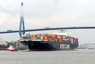 0935 Das 336 m lange und fast 46 m breite Containerschiff NYK Olympus kann 8626 TEU Container an Bord nehmen - bei voller Beladung hat es einen Tiefgang von 14,06m. Das Frachtschiff fhrt unter der Khlbrandbrcke Richtung Container Terminal Altenwerder.