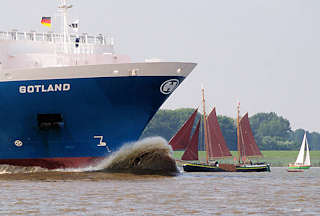1039 Segelboote und Kutter auf der Unterelbe - Schiffsbug GOTLAND in Fahrt auf der Elbe stromabwrts - am Wulstbug des Containerfeeders spritzt die Gischt hoch auf.