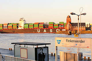 2049 Anleger der Hafenfhre in Hamburg Finkenwerder - ein hochbeladenes Containerschiff passiert die Lotsenstadtion am Seemannshoeft