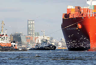 2635 Containerschiff RIO DE LA PLATA der Reederei Hamburg-Sd; der Frachter hat eine Lnge von 286,50m und kann 5905 TEU Container transportieren. Schlepper untersttzen den Containerfrachter.