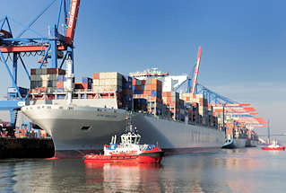 3124 Der Containerfrachter NYK HELIOS am Containerterminal Hamburg Altenwerder; Schlepper untersttzen das Schiff beim Ablegen und Auslaufen aus dem Hamburger Hafen. 