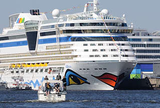 6730 Das Kreuzfahrtschiff AIDAluna liegt am Cruisecenter in der Hamburger Hafencity - ein Sportboot fhrt Richtung Passagierschiff.