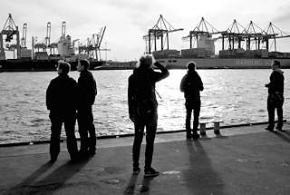 6731 Blick vom Schiffsanleger Hamburg Neumhlen ber die Elbe zum Container Terminal Burchardkai in Hamburg Waltershof. Passagiere warten auf die Hafenfhre.