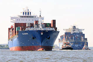 8020 Der Containerfrachter CMA CGM Butterfly luft aus dem Hamburge Hafen aus - der Frachter HS CHOPIN kommt herein; hat eine Lnge von 247m und eine Breite von 32m - er hat eine Ladefhigkeit von 3586 TE.