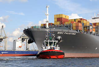 8506 Bug des 366m langen und 48m breiten Containerschiffs MSC Faustina. Ein Hafenschlepper untersttzt den Containerriesen beim Wenden im Hafenbecken.