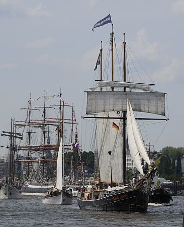011_17498 - schiffsfotos hamburg - hafen // Schiffsparade auf der Elbe; vorn der ehemalige Heringslogger Hendrika Bartelds, die 1908 vom Stapel lief und in den 1980er Jahren zum Charterschiff umgebaut wurde. Im Hintergrund die Viermastbark Kruizenstern an den Landungsbr�cken. 