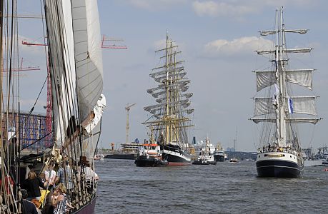 011_17499 - Hamburgbilder - Hafengeburtstag - das russische Segelschulschiff Kruizenstern wird mit Hilfer von zwei Schleppern f�r die Hafenparade in Position gebracht. 