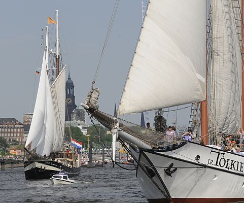 011_17501 - Fotos von Segelschiffen im Hamburger Hafen // Rechts im Vordergrund der ehem. Schlepper DIERKOW der in den 1990er Jahren zum Gaffeltop-Segelschoner umgebaut wurde und heute den Namen J. R. Tolkien tr�gt - mit dem Segelschiff k�nnen jetzt Charterreisen unernommen werden.  Links der Zweimast - Schoner Abel Tasman, der 1913 als Frachtschiff f�r die Ost- und Nordsee gebaut wurde. In der Mitte  lugt der Kirchturm St. Michaeliskirche, der Michel als Hamburger Wahrzeichen hinter den Segeln des jetzigen Passagierschiffs hervor.