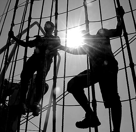 011_17503 - Kadetten klettern auf dem russischen Grosssegler MIR in der Takalege um zur Plattform auf dem Mast zu gelangen. Mitfahrende Touristen hatten die M�glichkeit in ihrer Begleitung hinauf zu klettern und die Schiffsparade zu Ehren des Hamburger Hafengeburtstages von oben zu betrachten. 
