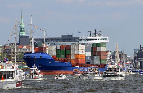 011_17505 - fotos von hamburg - Hamburgfotos -- ,der Containerfeeder Herm J, hoch beladen mit Container bahnt sich seine Weg durch das Gewusel der vielen Yachten und Barkassen, um seine Ladung auf der Elbe Richtung Nordsee zu bringen.