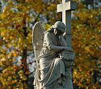11_18919 trauernder Friedhofsengel vor gelben Herbstlaub - der Engel kniet vor einem Kreuz und hat den Kopf in die Hand gesttzt. www.christoph-bellin.de   (weitere Herbstbilder von Hamburg unter fotograf-hamburg.de)