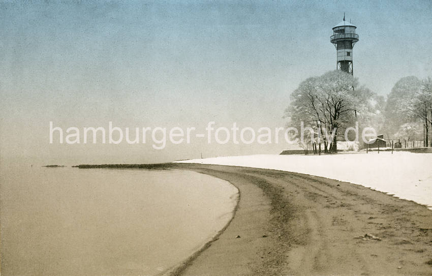 1078_33_59 Altes Motiv vom Strand in Hamburg Wittenbergen im Winter - Schnee liegt auf dem Sand; die kahlen Bume beim Wittenberger Leuchtfeuer sind mit Rauhreif bedeckt.