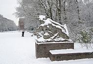 267_1290017 In Hamburg ist Schnee gefallen - die B�ume und Wege im Winterhuder Stadtpark sind mit der weissen Pracht bedeckt. Ein Mutter schiebt ihren Kinderwagen vom Planetarium Richtung Festwiese. Im Vordergrund die verschneite Figur "Badende", die als Paar zum Eingang des Stadtparks stehen. Der Bildhauer Georg Kolbe stellte die Skulpturen aus Muschelkalk 1927 f�r den Stadtpark her.