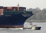 058_26037 Der Containerfrachter Hyundai Force  luft in den Hamburger Hafen ein; gerade ist der Hafenlots an Bord gegangen. Das Lotsenschiff Lotse 1 fhrt zurck der Lotsenstation. www.fotograf- hamburg.de