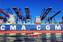 1150_1138 Das Containerschiff CMA CGM CHRISTOPHE COLOMB liegt am Burchardkai im Hamburger Hafen unter den Containerbr�cken - ein Sportboot f�hrt durch den Waltershofer Hafen an der Bordwand des Riesenschiffs vorbei. Der HHLA Container Terminal Burchardkai (CTB) ist die gr��te und �lteste 