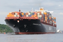 7632 Bilder von der Elbe bei Hamburg - Schiffsverkehr auf dem Fluss. Die 335m lange und 42,80m breite FRANKFURT EXPRESS l�uft auf der Elbe bei Hamburg. Das Frachtschiff hat eine Tragf�higkeit von 84300 t und kann 8749 TEU Container laden. Im Jahr 2009 liefen 10.131 Seeschiffe mit einem Lade-Volumen von