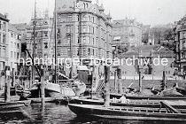 1400_4566  Historische Bilder aus Hamburg Altona - Fischereihafen. Die K�hlbrand- treppe wurde 1887 eingeweiht und von den Hafenarbeitern auf dem Weg zur Arbeit genutzt. Auf den Wandfl�chen der Treppe sind Merkur und Neptun abgebildet, am Brunnen die Wappen von Preu�en und Altona.