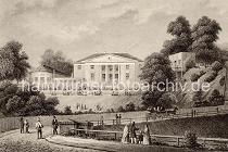 7735_031_49 Historisches Motiv - Rainvilleterrasse in Ottensen. Restaurant im Pariser Stil - Klassizistische Architektur. Eine gepflasterte Strasse f�hrt den Elbberg hinauf - Passanten gehen auf dem Weg, eine Droschke f�hrt den Berg hinauf. Vor dem Geb�ude sitzen G�ste an Tischen im Freien. Die Strasse RAINVILLETERRASSE in Hamburg Ottensen wurde nach dem Gastwirt Cesar Claude Rainville (1767-1845) benannt, der auf dem Elbhang 1799 ein Restaurant im Pariser Stil er�ffnete. Das Etablissement, das als "Rainville" bezeichnet wurde, war ein Sammelpunkt der vornehmen Welt von Hamburg-Altona. 1867 wurde das Geb�ude abgerissen.