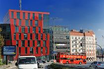 3444_9537 Moderne Neubauten und Gr�nderzeit- Mietsh�user am St. Pauli Fischmarktg-St. Ein roter Doppeldeckerbus f�hrt mit den Touristen an Bord eine Rundfahrt durch die Strassen Hamburgs. Der Hamburger Fischmarkt wurde in seiner urspr�nglichen Bedeutung auf dem Alten Fischmarkt 