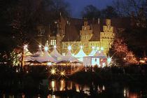 4288_21477 Bergedorfer Schloss im Lichterglanz der Weihnachtszeit - Weihnachtsmarkt. Das Licht des Weihnachtsmarkt spiegelt sich im Schlossteich vor dem Schloss Bergedorfs - die Zelte des Weihnachtsmarkt sind mit Lichtersternen geschm�ckt.