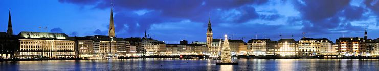 1294-98 Panorama Hamburger Binnenalster zur Blauen Stunde. Blick auf den Jungfernstieg mit den beleuchteten Gesch�ftsh�usern und dem Hamburger Rathaus - links der Turm der Petrikirche. 