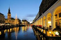 1280_1317 Weihnachtliche Alsterarkaden - Weihnachtsbaum vor dem Rathaus - Blaue Stunde. Die Lichter spiegeln sich im Wasser der Kleinen Alster - warmes Licht hinter den Rundb�gen der Alsterarkaden.