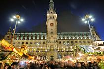 0481_1332 Weihnachtsmarkt vor dem Rathaus Hamburg - Nachtaufnahme, Weihnachtsstimmung. Besucher des Adventsmarkts auf dem Rathausmarkt dr�ngen sich an den Imbissst�nden und zwischen den Verkaufsbuden. Im Hintergrund das Geb�ude des Hamburger Rathauses mit Kupferdach und Turm.