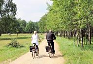 1270_5596 RadfahrerIn bei einer Fahrradtour durch das Naturschutzgebiet Boberger Niederung. Das Naturschutzgebiet Boberger Niederung ist eines der artenreichsten in der Hansestadt Hamburg. Das etwa 350 Hektar gro�e Gebiet wurde 1991 unter Schutz gestellt und beinhaltet die seit 1968 bestehenden Naturdenkm�ler Boberger D�ne und Achtermoor.