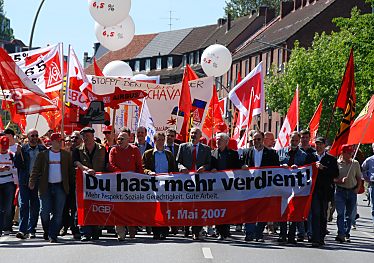 011_15541 - die 1. Mai Demonstration des DGB stand in Hamburg unter der Parole " Du hast mehr verdient! Mehr Respekt. Soziale Gerechtigkeit. Gute Arbeit. Das Transparent wird von Funktionren der Gewerkschaften getragen - in der Mitte Jrgen Peters, Vorsitzender der IG Metall. 