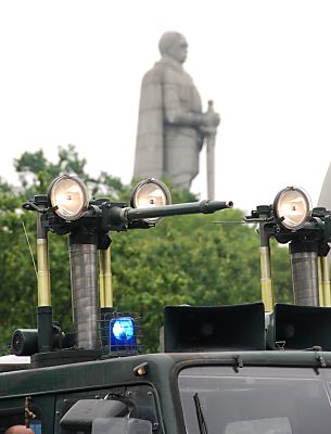 011_15690 - Wasserwerfer, Scheinwerfer und Blaulich eines Polizeifahrzeugs - im Hintergrund die Silhouette des Bismarck denkmals mit Schwert am Hamburger Elbberg. 