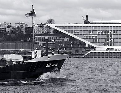 011_47369 - der Tanker Sllberg fhrt auf der Elbe Richtung Hamburger Hafen; am Elbufer das moderne Brogebude Dockl, Architekturbro Bothe, Richter, Teherani.