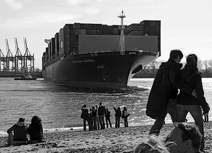 011_47370 - das Containerschiff CMA CGM Carmen wird mit Hilfe von Schleppern auf der Elbe gewendet und rckwrts in den Waltershofer Hafen gebracht.  