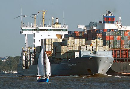 011_47372 - der Container-Feeder Neva fhrt hoch beladen elbabwrts - ein anderer Containerfrachter fhrt Richtung Hafen Hamburg - im Vordergrund ein Segelboot unter Segeln auf der Elbe.