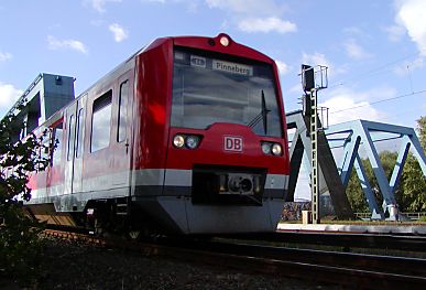 011_14324 - ein S-Bahnzug der Deutschen Bahn hat die Elbbrcke berquert und fhrt Richtung Pinneberg. 