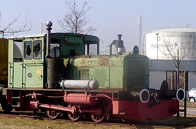 011_14325 - eine historische Lokomotive der Hafenbahn steht im Hamburger Hafen und rostet vor sich hin. 