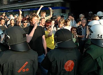 011_14236 - laute Proteste gegen die Veranstaltung der Neo-Nazi-Szene auf der Osterstrasse 