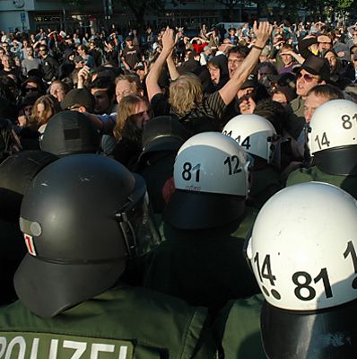 011_14237 - Polizisten drngt die protestierende Menge zurck.   