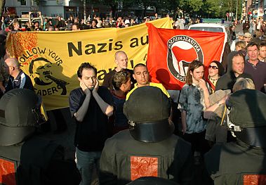 011_14238 - antifaschistische Transparente auf der Osterstrasse. 