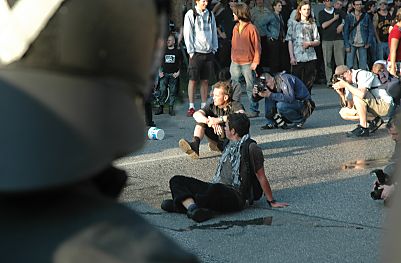 011_14239 - Sitzblockade vor der Polizeiabsperrung - Fotografen fotografieren die Szene auf der Strasse.