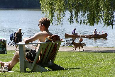 011_14538 - Entspannung pur im Hamburger Sommer; lesen in der Sonne am Wasser, spazieren gehen oder mit dem Kanu fahren. 