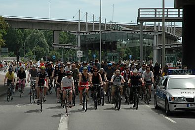 03_13812 - Fahrrad-Sternfahrt Hamburg am 18.06.06, ca. 10 000 TeilnehmerInnen; Auffahrt der Khlbrandbrcke - von einem Polzeiwagen eskortiert.