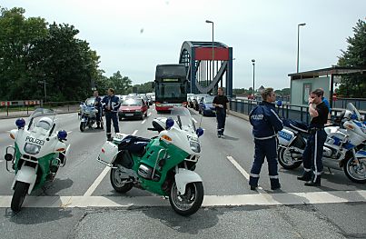 03_13823 - die Hamburger Polizei sperrt mit Motorrdern die Autobahn, damit die Fahrraddemo ungehindert passieren kann; im Hintergrund die Elbbrcke. 