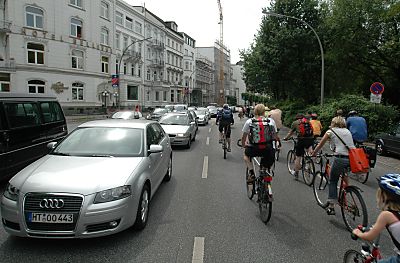 03_13826 - Auto - Stau an der Alster; Motto der Fahrraddemonstration: Weniger Autos - mehr Fahrrder!